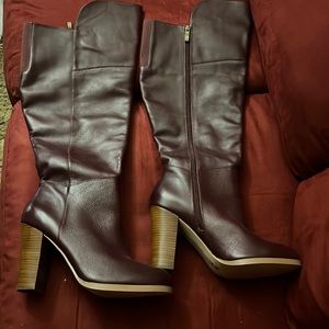 Leather wine color boot, size 11W